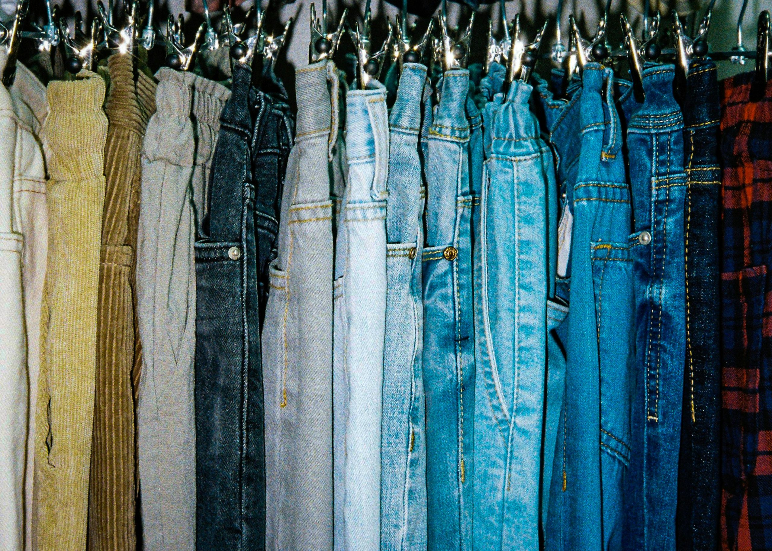 jeans blu e colorati