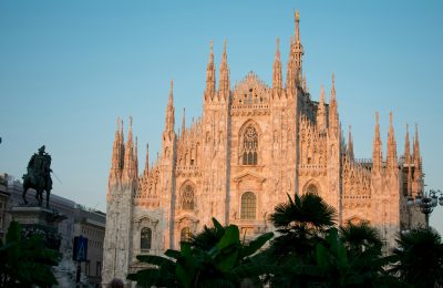 Moda sostenibile a Milano - I migliori negozi eco, <span class="glossary-tooltip glossary-term-12074 glossary-cat-1549" tabindex="0"><span class="glossary-link"><a href="https://www.ilvestitoverde.com/glossario/vintage/" target="_blank" class="glossary-only-link">vintage</a></span></span> e second-hand + una selezione dei market più belli!