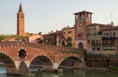Moda sostenibile a Verona:  i migliori negozi sostenibili, <span class="glossary-tooltip glossary-term-12074 glossary-cat-1549" tabindex="0"><span class="glossary-link"><a href="https://www.ilvestitoverde.com/glossario/vintage/" target="_blank" class="glossary-only-link">vintage</a></span></span>, <span class="glossary-tooltip glossary-term-12076 glossary-cat-1549" tabindex="0"><span class="glossary-link"><a href="https://www.ilvestitoverde.com/glossario/second-hand/" target="_blank" class="glossary-only-link">second hand</a></span></span> e sartorie del centro