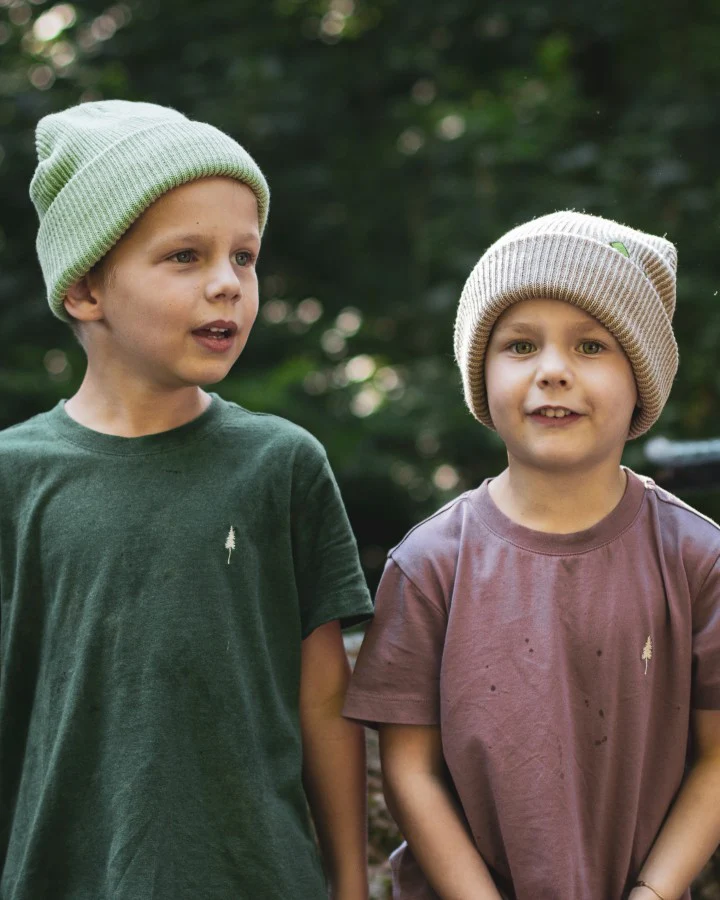 Photo_AW25_T-Shirt-Beanie_1831-1827_RG_Family-Mini-Me-Shoot_New-Colors_Forest_Kid_3_c9c7bf10-9407-4395-bb73-68ffdacd69dd